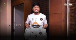 Juara Sejati! FFI Lelang Jersey Emas Syauqi Saud Lubis untuk Korban Banjir Sumatra Juara Sejati! FFI Lelang Jersey Emas Syauqi Saud Lubis untuk Korban Banjir Sumatra