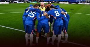 Aksi Unik Wasit Paul Tierney Masuk Kerumunan Pemain Chelsea Sebelum Kickoff Aksi Unik Wasit Paul Tierney Masuk Kerumunan Pemain Chelsea Sebelum Kickoff