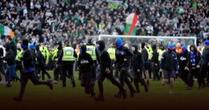 Drama Derby Old Firm, Suporter Celtic Dan Rangers Serbu Lapangan Drama Derby Old Firm, Suporter Celtic Dan Rangers Serbu Lapangan