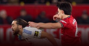 Setelah Cedera Betis, Lisandro Martinez Kembali Jadi Antagonis Usai Tarik Rambut Dominic Calvert Lewin Setelah Cedera Betis, Lisandro Martinez Kembali Jadi Antagonis Usai Tarik Rambut Dominic Calvert Lewin