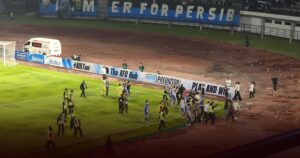 Buntut Kericuhan Di GBLA, Persib Bandung Terima Sanksi Berat Dari AFC Buntut Kericuhan Di GBLA, Persib Bandung Terima Sanksi Berat Dari AFC