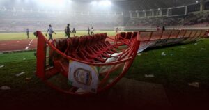 Buntut Kericuhan Penonton, Komdis PSSI Beri Sanksi Persipura Laga Tanpa Penonton Buntut Kericuhan Penonton, Komdis PSSI Beri Sanksi Persipura Laga Tanpa Penonton