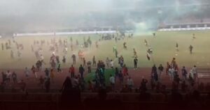 Kericuhan Usai Persipura Gagal Promosi Fasilitas Stadion Dirusak, Mobil Dibakar Kericuhan Usai Persipura Gagal Promosi Fasilitas Stadion Dirusak, Mobil Dibakar