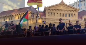 Lamine Yamal Kibarkan Bendera Palestina Saat Parade Barcelona, Netizen Israel Geram Lamine Yamal Kibarkan Bendera Palestina Saat Parade Barcelona, Netizen Israel Geram