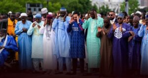 Momen Wali Kota New York Zohran Mamdani Pakai Jubah Arsenal Saat Salat Iduladha Momen Wali Kota New York Zohran Mamdani Pakai Jubah Arsenal Saat Salat Iduladha