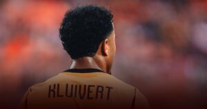 Like Father Like Son, Tragedi Adu Penalti Kluivert Terulang Like Father Like Son, Tragedi Adu Penalti Kluivert Terulang