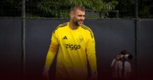 Ajax Menang Tipis atas Olympiakos, Maarten Paes Kembali Diganti di Babak Kedua