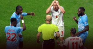 Mantan Wasit Liga 1 Indonesia Adham Makhadmeh Menjadi Sorotan Publik Inggris Usai Keputusan Kontroversial Mantan Wasit Liga 1 Indonesia Adham Makhadmeh Menjadi Sorotan Publik Inggris Usai Keputusan Kontroversial