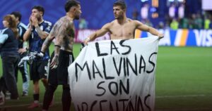 Pemain Argentina Kibarkan Spanduk Politik Soal Falkland Usai Singkirkan Inggris Di Semifinal Pemain Argentina Kibarkan Spanduk Politik Soal Falkland Usai Singkirkan Inggris Di Semifinal
