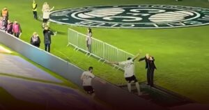 Berniat Selebrasi, Jacy Maranhao Malah Masuk ke Lubang yang Berujung Cedera Berniat Selebrasi, Jacy Maranhao Malah Masuk ke Lubang yang Berujung Cedera