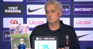 Protes Keras Jose Mourinho Bawa Foto Bukti Pelanggaran Ke Konferensi Pers Protes Keras Jose Mourinho Bawa Foto Bukti Pelanggaran Ke Konferensi Pers