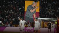 Sambutan Suporter AS Roma untuk Jose Mourinho Mewarnai Laga Liga Champions di Stadio Olimpico Sambutan Suporter AS Roma untuk Jose Mourinho Mewarnai Laga Liga Champions di Stadio Olimpico